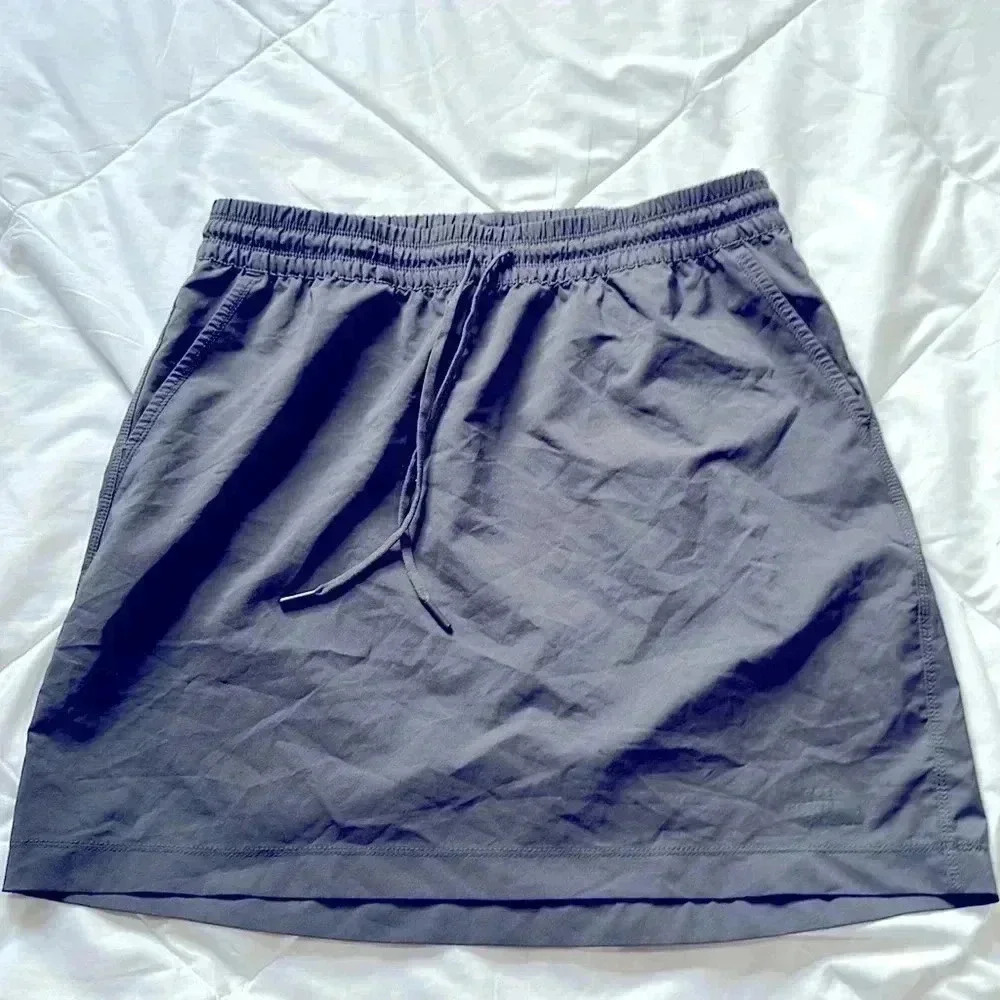 The North Face gray skirt size medium outdoors hiking pockets